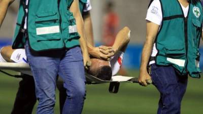 Jonathan Paz salió lesionado y en camilla del estadio Emilio Williams de Choluteca. Foto Ronald Aceituno