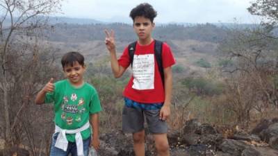 Denis y Jeremy mientras posan en un lugar de México en su camino a territorio estadounidense. EFE