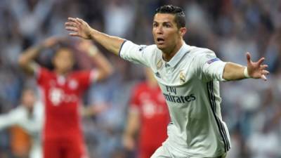 El delantero portugués del Real Madrid, Cristiano Ronaldo, celebra su segundo gol en el partido de ida de los cuartos de final de la UEFA Champions League.