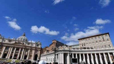 This photo taken and handout on March 27, 2020 by the Vatican Media shows Pope Francis (C) arriving to preside over a moment of prayer on the sagrato of St Peters Basilica, the platform at the top of the steps immediately in front of the façade of the Church, to be conclude with Pope Francis giving the Urbi et orbi Blessing, on March 27, 2020 at St. Peter's Square in the Vatican. (Photo by Handout / VATICAN MEDIA / AFP) / RESTRICTED TO EDITORIAL USE - MANDATORY CREDIT 'AFP PHOTO / VATICAN MEDIA' - NO MARKETING - NO ADVERTISING CAMPAIGNS - DISTRIBUTED AS A SERVICE TO CLIENTS