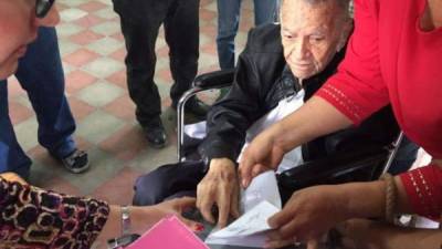 A sus 90 años y como un hondureño patriota acudió a votar en las recientes elecciones generales.