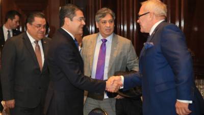 El presidente Juan Orlando Hernández en la reunión con los empresarios de la Cámara de Comercio Polaca.