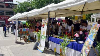 Las mujeres presentaron sus productos en el parque central de San Pedro Sula la mañana de ayer.