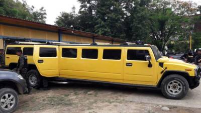 This handout photo released by the Technical Criminal Investigation Agency (ATIC) of Honduras shows a limousine confiscated from druglords who replaced the leaders of the Los Cachiros cartel after they were extradited to the United States, in the city of Tocoa, department of Colon, to the northwest of Tegucigalpa, on June 21, 2017. In the 'Firestorm VI' operation, at least 24 properties were seized and arrest warrants were carried out against members of the 'Los Peludos' criminal organization. / AFP PHOTO / ATIC / HO / RESTRICTED TO EDITORIAL USE-MANDATORY CREDIT 'AFP PHOTO/AGENCIA TECNICA DE INVESTIGACION CRIMINAL DE HONDURAS' NO MARKETING NO ADVERTISING CAMPAIGNS-DISTRIBUTED AS A SERVICE TO CLIENTS-XGTY