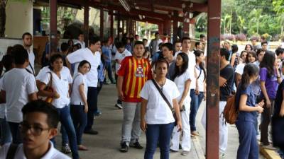 Estudiantes mientras mantenían ayer tomadas las instalaciones de la Unah-vs.