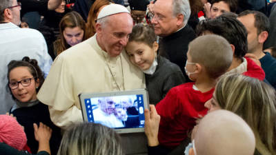 El pontífice visitó un hospital de niños, se tomó fotos y platicó con ellos.
