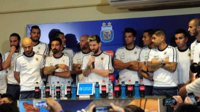 Messi habló tres minutos, acompañado por todo el plantel, y comunicó que por ahora no hablarán con la prensa.