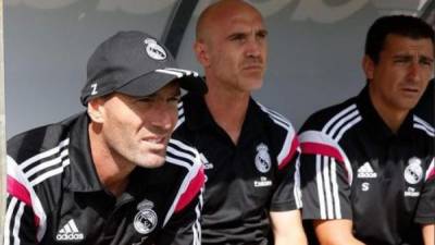 El francés Zinedine Zidane en el banco técnico del Real Madrid Castilla.