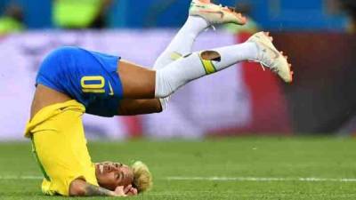 Neymar fue objeto de críticas y burlas por pasar mucho tiempo en el césped durante el Mundial de Rusia. FOTO AFP.
