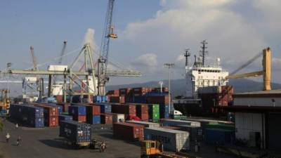 Movimiento de contenedores en la terminal de Puerto Cortés.