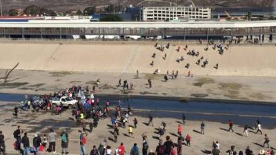 Las autoridades estadounidenses cerraron los cruces fronterizos de San Ysidro y El Chaparral, en California, luego de que miles de migrantes rompieron el cerco policial en Tijuana y avanzaran en estampida hacia territorio estadounidense.