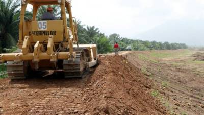 Maquinaria contratada por una empresa privada construye un tramo de bordo en el sector sur de El Progreso.