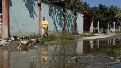 Los pobladores no soportan el derrame de aguas en la colonia Santa Martha.