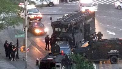 Las autoridades neoyorquinas arrestaron a un hombre que amenazó con hacer explotar una bomba en el centro de esa ciudad.