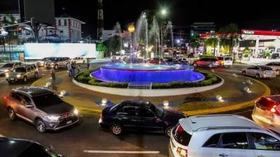 Un sistema de aguas iluminadas con luces de colores resalta la obra.