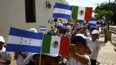 Escolares de Comayagua dieron una cordial bienvenida al distinguido visitante mexicano y a su comitiva.