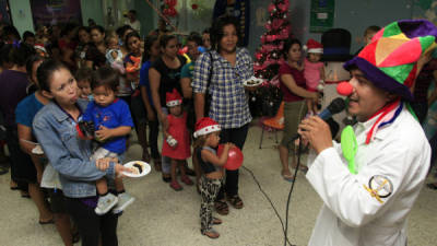 Los pacientes y sus madres disfrutaron de pastel y actividades infantiles.