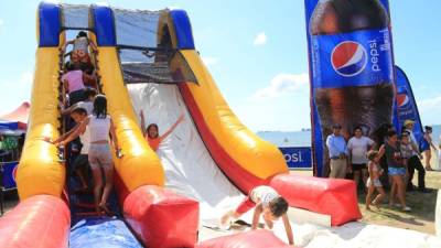 Los menores que visitaron la playa municipal de Puerto Cortés disfrutaron a lo grande de los juegos inflables.