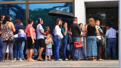 Por la mañana, de forma ordenada las personas comenzaron a llegar a los bancos donde se devolverá el dinero de a quienes tenían sus ahorros en Banco Continental.