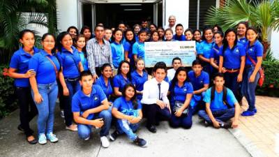 Jóvenes del Celestino Canales posan con el premio. Fotos: Amílcar Izaguirre