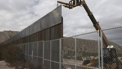 Los prototipos del muro están en construcción uno al lado del otro en un terreno situado a escasos metros de la actual barda que divide Otay Mesa (California) y Tijuana (México).