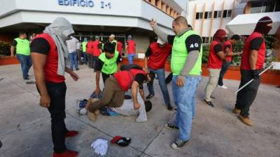 Los guardias sometiendo a estudiantes universitarios en la principal casa de estudios de Honduras.