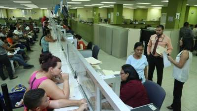 Recién la oficina principal del SAR implementó la atención con número. Muchos se han quejado. Foto: Melvin Cubas.