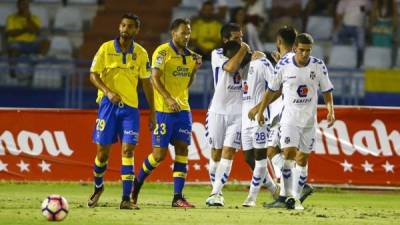 El catracho fue felicitado por sus compañeros. Foto GERARDO OJEDA