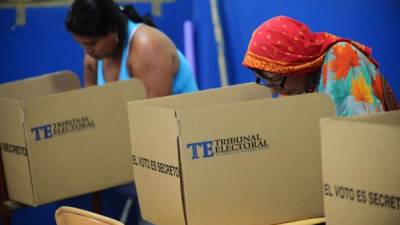 Las primeras personas que votan en Panamá en las elecciones.