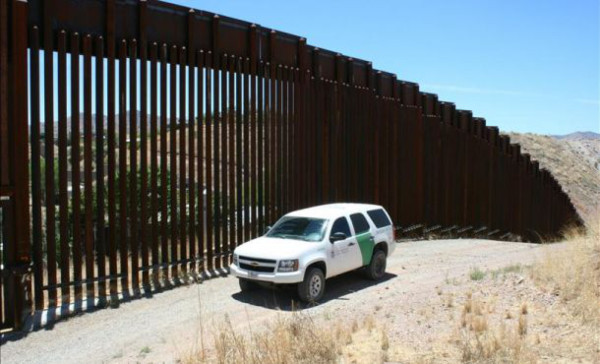 En esta imagen del 9 de julio de 2019, personal camina por un dormitorio de un centro de detenciÃ³n para niÃ±os migrantes en Carrizo Springs, Texas. (AP Foto/Eric Gay)