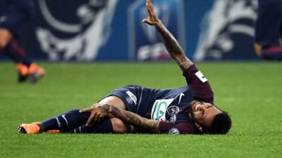 Dani Alves sufrió una lesión en su rodilla derecha en la final de la Copa de Francia con el PSG. Foto AFP