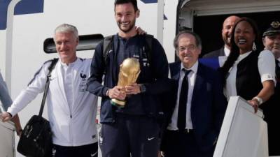 El portero Hugo Lloris se bajó del avión con la Copa del Mundo. FOTO AFP.