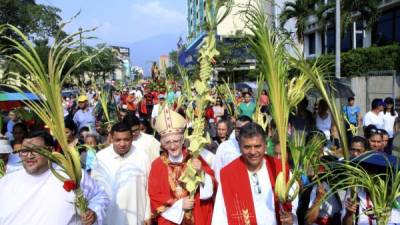Centenares de católicos sampedranos participaron hoy del Domingo de Ramos.