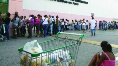 Los venezolanos tienen que hacer frente a al escasez de productos y los altos precios.