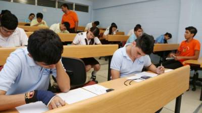 Estudiantes resuelven los ejercicios matemáticos en la UTH. Foto: Amílcara Izaguirre.