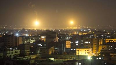 Los bombardeos nocturnos en Gaza convierten las noches en pesadillas para los miles de palestinos refugiados.