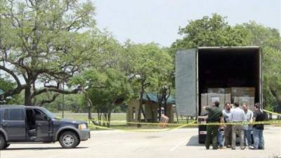 Agentes de la patrulla fronteriza de los Estados Unidos investigan un camión que transportaba a un grupo de 18 inmigrantes indocumentados mezclados en un cargamento regular. EFE/Archivo