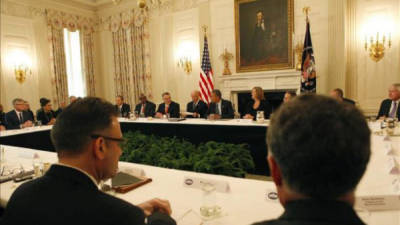 El presidente de Estados Unidos, Barack Obama (c), durante una reunión con varios directivos de distintas empresas, en el salón de cenas de la Casa Blanca, en Washington DC (Estados Unidos), hoy, viernes 31 de enero de 2014. EFE/Dennis Brack / Pool