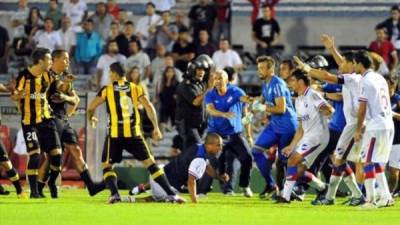 Peñarol vs Nacional - El Superclásico uruguayo está protagonizado por los dos equipos más populares de Montevideo. Es el derbi más antiguo fuera de las islas británicas y tiene más de 100 años de historia: su primer enfrentamiento se remonta a 1900.