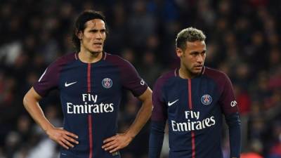 TOPSHOT - Paris Saint-Germain's Uruguayan forward Edinson Cavani (L) and Paris Saint-Germain's Brazilian forward Neymar react during the French Ligue 1 football match between Paris Saint-Germain (PSG) and Lyon (OL) on September 17, 2017 at the Parc des Princes stadium in Paris. / AFP PHOTO / FRANCK FIFE