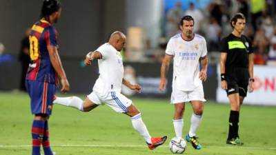 Real Madrid y Barcelona se enfrentaron en el Clásico de Leyendas en Israel. Foto EFE