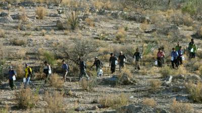 Los indocumentados continúan cruzando la frontera de EUA pese al reforzamiento de las medidas de seguridad por la administración de Trump.