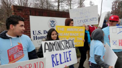 Un grupo de estudiantes indocumentados sostienen pancartas durante una protesta realizada frente a la Oficina de Inmigración y Aduanas (ICE) en Charlotte, Carolina del Norte. EFE/Archivo