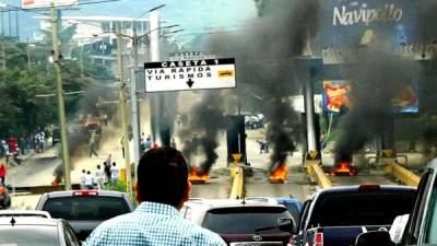 Así quedaron las casetas de peaje en San Pedro Sula que fueron incendiados por los manifestantes.