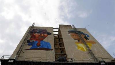 Vista de la pared de un edificio histórico de Asunción que está siendo pintada por grafiteros que llegaron de diferentes puntos de Latinoamérica. EFE