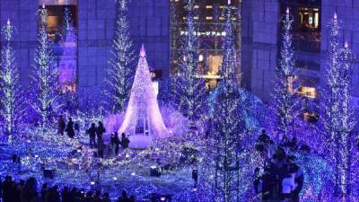 Japón le dio la bienvenida a la temporada navideña con una plaza temática del 'Cañon azul'. El lugar está iluminado con 270,000 luces LED que permanecerán en Tokio hasta el 14 de febrero.