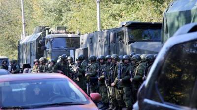 Militares bloquean la carretera que conduce al instituto politécnico de la ciudad de Kerch después de que un estudiante atacase el centro y se suicidara tras causar al menos 19 muertos y 40 heridos. EFE