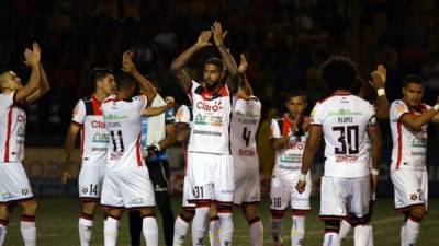 Los jugadores del Alajuelense agradeciendo el apoyo de aficionados que llegaron al estadio Rosabal Cordero. Foto Twitter @ldacr