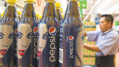 Un empleado organiza botellas de PepsiCo. el mes pasado en Ciudad de México.