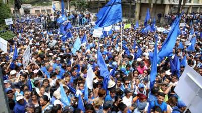 Miles de nacionalistas han marchado dando su apoyo al Gobierno.